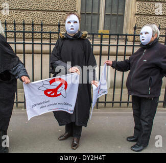 Paris, Frankreich. Demonstranten, die Banner in Masken halten, lokale Anti-Nuclear Organisation, die gegen Atomwaffen protestiert, im Verteidigungsministerium, "sortir-du-Nukleare », internationale Politik Stockfoto
