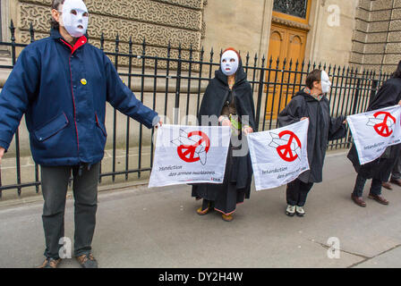 Paris, Frankreich, Gruppe französischer Demonstranten, die Protestbanner in Masken halten, lokale Anti-Nuclear-Organisation, die gegen Atomwaffen protestiert, im Verteidigungsgebäude, "sortir-du-Nukleare", Protest für den Frieden Stockfoto