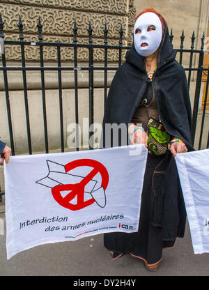 Paris, Frankreich, Portrait, Frau in Gesichtsmaske; Demonstrantin mit Protestbanner, lokale Anti-Nuclear Organisation protestiert gegen Nuklearwaffen, 'sortir-du-Nukleare', 'verbietet Nuklearwaffen » internationale Politik Stockfoto