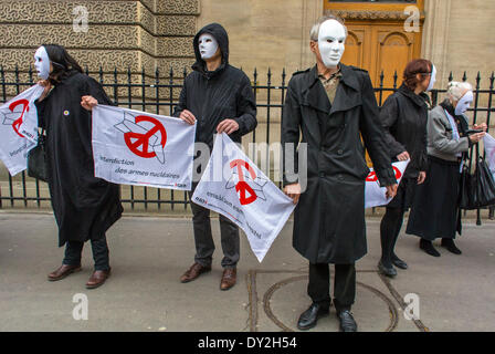 Paris, Frankreich, Protestierende in Kostümen und Masken, lokale Anti-Atomorganisation, die gegen Atomwaffen protestiert, im Verteidigungsministerium, „ortir-du-nucleare“, Demonstrationsaktivismus frankreich Stockfoto