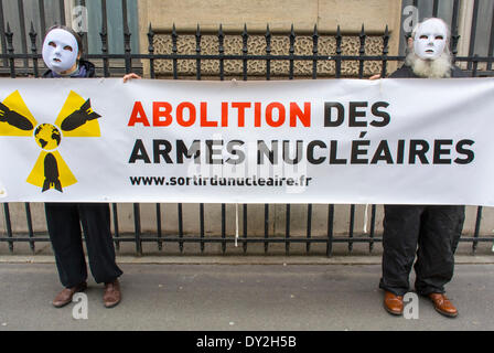 Paris, Frankreich, lokale Anti-Nuclear Organisation protestiert gegen Atomwaffen, Demonstranten halten Protest-Banner auf Französisch "Abschaffung der Atomwaffen", ("Sortir-du-Nucleare"), Stockfoto