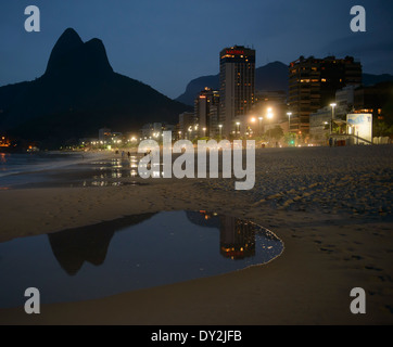 Blick Richtung Leblon vom Strand von Ipanema mit Hotels und Wohnblocks an Strandpromenade, Rio De Janeiro, Brasilien Stockfoto