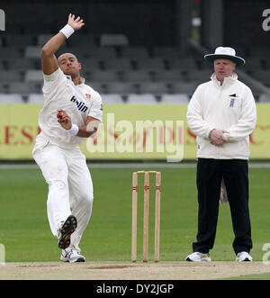 Chelmsford, Großbritannien. 4. April 2014. Tymal Mills in bowling Aktion während des Spiels Essex und Kent Vorsaison freundlich von The Essex County Ground, Chelmsford Credit: Action Plus Sport/Alamy Live News Stockfoto