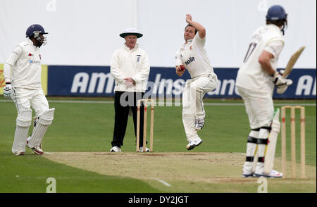 Chelmsford, Großbritannien. 4. April 2014. Graham Napier in bowling Aktion während des Spiels Essex und Kent Vorsaison freundlich von The Essex County Ground, Chelmsford Credit: Action Plus Sport/Alamy Live News Stockfoto