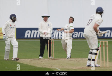 Chelmsford, Großbritannien. 4. April 2014. Graham Napier in bowling Aktion während des Spiels Essex und Kent Vorsaison freundlich von The Essex County Ground, Chelmsford Credit: Action Plus Sport/Alamy Live News Stockfoto