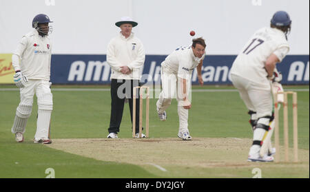 Chelmsford, Großbritannien. 4. April 2014. Graham Napier in bowling Aktion während des Spiels Essex und Kent Vorsaison freundlich von The Essex County Ground, Chelmsford Credit: Action Plus Sport/Alamy Live News Stockfoto