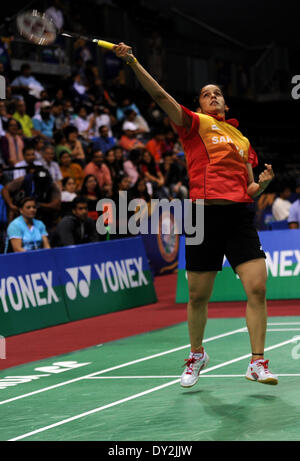 Neu-Delhi, Indien. 4. April 2014. Saina Nehwal Indiens trifft eine Rückkehr während der Frauen Einzel Viertelfinal-Match der Yonex-Sunrise India Open 2014 gegen Wang Yihan aus China in Neu-Delhi, Indien, 4. April 2014. Saina Nehwal verloren 0-2. © Partha Sarkar/Xinhua/Alamy Live-Nachrichten Stockfoto