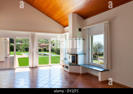 Zimmer mit Terrakotta-Böden, Fenstern mit Blick auf den Garten Stockfoto