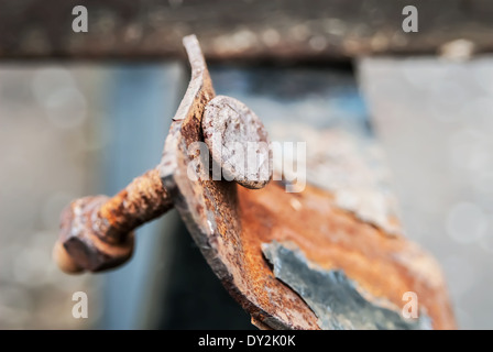 Rostige alte Schraube mit Mutter. Flache doff Stockfoto