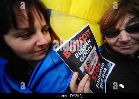 London, England, Vereinigtes Königreich. 4. April 2014. Demonstranten außerhalb Westminster beschuldigen Viktor Yanukovich Dutzende von Anti-Regierungs-Demonstranten ums Leben kamen, viele von Scharfschützen getötet. Bildnachweis: Gail Orenstein/ZUMAPRESS.com/Alamy Live-Nachrichten Stockfoto