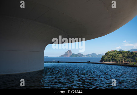 Blick über die Guanabara-Bucht zum Zuckerhut von Niemeyers Museum of Contemporary Art, Niteroi, Rio De Janeiro Stockfoto