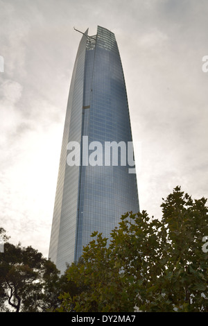 Gran Torre Santiago (Grand Santiago Turm), unten Ansicht zwischen Bäumen, Santiago, Chile. Höchstes Gebäude in Südamerika Stockfoto