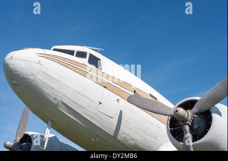 Eine klassische DC-3 Flugzeug aus den 1940er Jahren.  Dieser Propellerflugzeug war das größte Passagierflugzeug für viele Fluggesellschaften seit Jahrzehnten Stockfoto