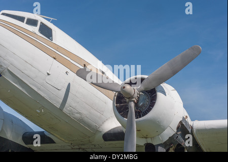 Eine klassische DC-3 Flugzeug aus den 1940er Jahren.  Dieser Propellerflugzeug war das größte Passagierflugzeug für viele Fluggesellschaften seit Jahrzehnten Stockfoto