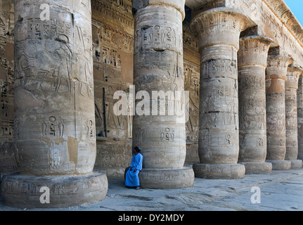 Tempel von Ramses III in Medinet Habu: Reliefs auf den Säulen im ersten Hof Stockfoto