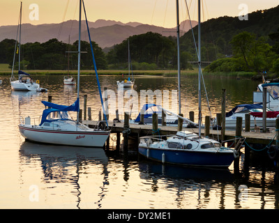 Boote vertäut an der Anlegestelle in Ambleside am Lake Windermere im Lake District National Park in Cumbria, England UK Stockfoto