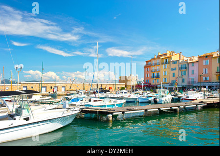 mediterrane Landschaft mit Booten und alten Gebäuden im Hafen von Saint Tropez Stockfoto