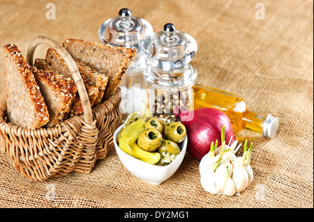 leckeres Vollkornbrot mit Oliven und Gewürzen Stockfoto