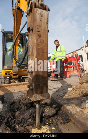 Wasser Unternehmen Arbeiter graben Straße im Stadtzentrum. Stockfoto