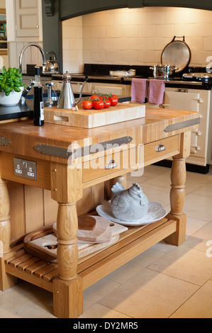 Klobige hölzerne Metzger Block mit Stahlkonsolen in Küche mit Steinboden Cotswold Stockfoto