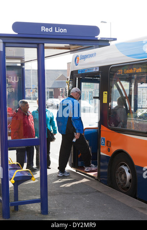 Fluggästen einzelne Doppeldecker-Bus an der Bushaltestelle. Stockfoto