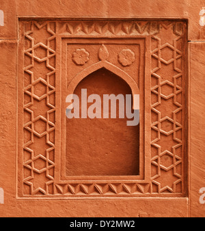 Dekoratives Element in Form eines Fensters an der Wand eines antiken Palastes. Indien, Agra Stockfoto