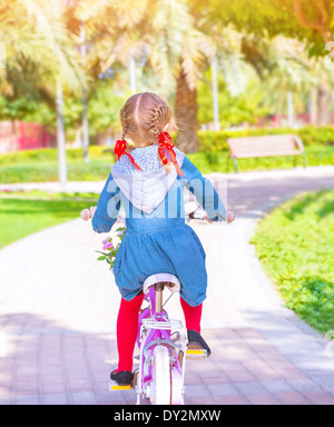 Kleines Mädchen reiten auf das Fahrrad, Rückseite, aktive Kindheit, niedliche kleine Radfahrer, Sommerurlaub, gesunde Lebensweise Stockfoto