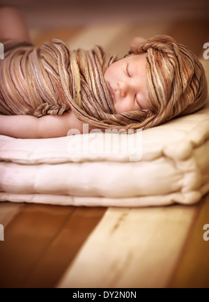 Porträt von süßen neugeborenen Mädchen schläft, verpackt in stilvolle braune Schal, friedlichen Schläfchen, glückliche Kindheit, Kindermode Stockfoto