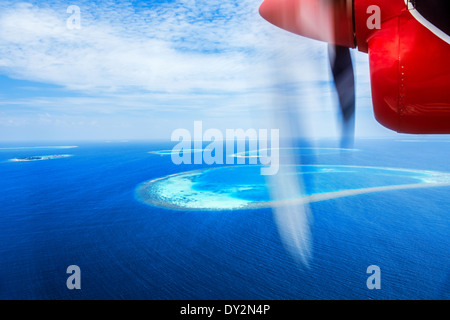 Luxus-Urlaub, Flug, um auf einem kleinen roten Wasser Flugzeug, Flug über schöne blaue Meer, malerische Luftaufnahme zurückgreifen Stockfoto