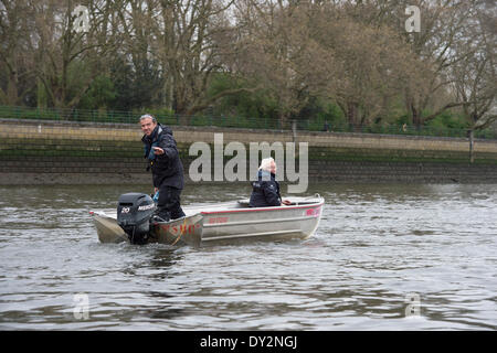 04.04.2014 Themse, London, Vereinigtes Königreich Praxis Ausflug von Oxford University Boat Club Blue Boot in Vorbereitung für die Universitäten Regatta am Sonntag, 6. April 2014. Stockfoto