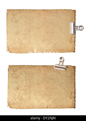alte leere Papierbögen mit Metallclip isoliert auf weißem Hintergrund Stockfoto