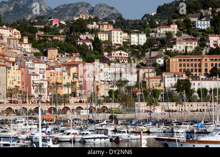 Die mediterrane Küstenort Menton Frankreich entlang der Quai Gordon Bennet und Quai Napoleon III mit Boote im Hafen Stockfoto