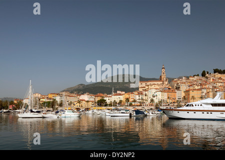 Die mediterrane Küstenort Menton Frankreich entlang der Quai Gordon Bennet und Quai Napoleon III mit Boote im Hafen Stockfoto