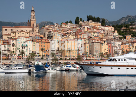 Die mediterrane Küstenort Menton Frankreich entlang der Quai Gordon Bennet und Quai Napoleon III mit Boote im Hafen Stockfoto