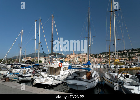 Die mediterrane Küstenort Menton Frankreich entlang der Quai Gordon Bennet und Quai Napoleon III mit Boote im Hafen Stockfoto