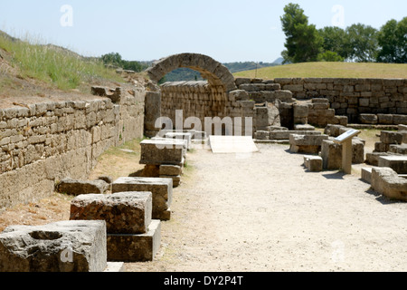 Stein Basen Zanes, zum Olympiastadion Eingang antiken Olympia Peloponnes Griechenland Zanes waren Bronze Stockfoto