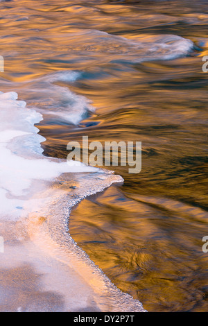 Smith Felsen reflektieren Gold auf dem Eis am Crooked River im Winter. Oregon. USA Stockfoto