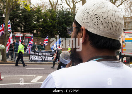 London, UK. 4. April 2014. Anti-Islamisten aus Britain First Counter Proteste auf der anderen Straßenseite Anjem Choudarys müssen für Khilafah Gruppe zeigen sich in der Nähe der libanesischen Botschaft gegen was sie sagen "die gesamte muslimische Gemeinde unter Belagerung im Nordlibanon gesetzt" hat. Bildnachweis: Paul Davey/Alamy Live-Nachrichten Stockfoto