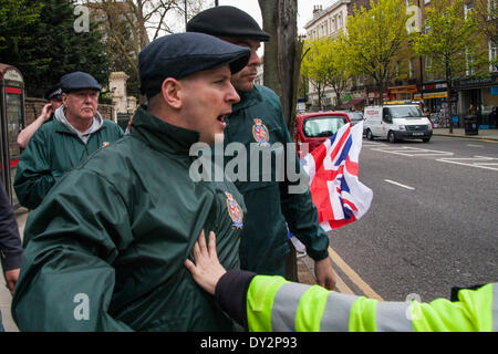 London, UK. 4. April 2014. Zeigen Sie Paul Golding, Führer der Anti-islamistischen Gruppe, die Großbritannien zuerst als Anjem Choudarys brauchen für Khilafah Gruppe zurückgehalten wird, in der Nähe der libanesischen Botschaft gegen was sie sagen "die gesamte muslimische Gemeinde unter Belagerung im Nordlibanon gesetzt" hat. Bildnachweis: Paul Davey/Alamy Live-Nachrichten Stockfoto