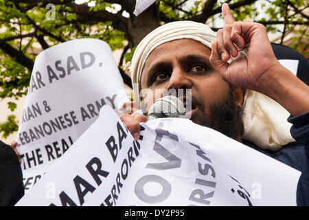 London, UK. 4. April 2014. Anjem Choudarys müssen für Khilafah Gruppe demonstrieren in der Nähe der libanesischen Botschaft gegen was sie sagen "die gesamte muslimische Gemeinde unter Belagerung im Nordlibanon gesetzt" hat. Bildnachweis: Paul Davey/Alamy Live-Nachrichten Stockfoto