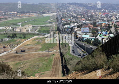 Grenzzaun Trennung der mexikanischen Stadt Mexicali auf der rechten Seite aus dem Imperial Valley der USA 5. Mai 2006 in der Nähe von El Centro, Kalifornien. Stockfoto