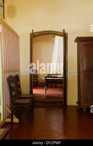 Bildschirm-Partition mit Blick durch die offene Tür zu Zimmer in Goa-Haus Stockfoto