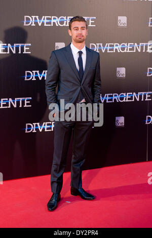 Madrid, Spanien. 3. April 2014. Englischer Schauspieler Theo James posiert für die Fotografen bei der Premiere von "Divergent" in Callao Kino, in Madrid, Spanien, am Donnerstag, 3. April 2014. (Foto von Oscar Gonzalez/NurPhoto) © Oscar Gonzalez/NurPhoto/ZUMAPRESS.com/Alamy Live-Nachrichten Stockfoto