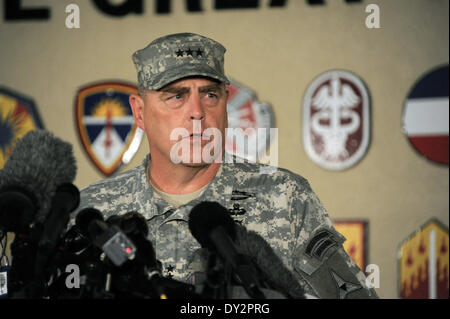 US-Armee Generalleutnant Mark Milley hält eine Medien-Briefing über die Dreharbeiten, die 2. April 2014 in Fort Hood, Texas drei Menschen ums Leben. Stockfoto