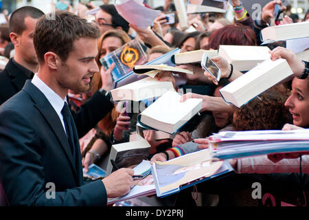 Madrid, Spanien. 3. April 2014. Englischer Schauspieler Theo James posiert für die Fotografen bei der Premiere von "Divergent" in Callao Kino, in Madrid, Spanien, am Donnerstag, 3. April 2014. (Foto von Oscar Gonzalez/NurPhoto) © Oscar Gonzalez/NurPhoto/ZUMAPRESS.com/Alamy Live-Nachrichten Stockfoto