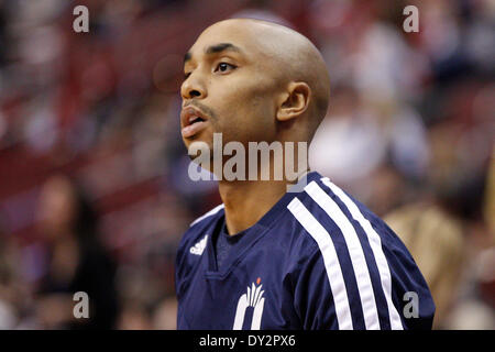 2. April 2014: Charlotte Bobcats Guard Gerald Henderson (9) blickt auf eine während des NBA-Spiels zwischen die Charlotte Bobcats und die Philadelphia 76ers im Wells Fargo Center in Philadelphia, Pennsylvania. Die Bobcats gewannen 123-93. Christopher Szagola/Cal-Sport-Medien Stockfoto