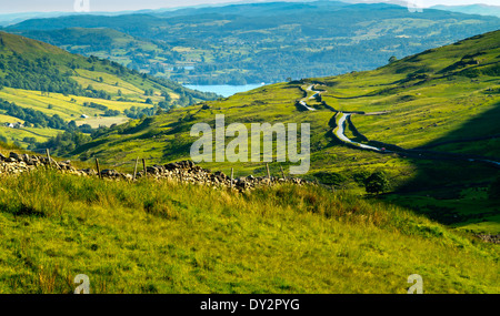 Blick vom Kirkstone Pass mit Blick auf Ambleside und Lake Windermere im Lake District National Park Cumbria England UK Stockfoto