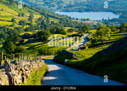 Blick vom Kirkstone Pass mit Blick auf Ambleside und Lake Windermere im Lake District National Park Cumbria England UK Stockfoto