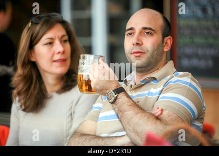 Touristen, man tschechische Bier trinken, Prag Tschechische Republik Stockfoto