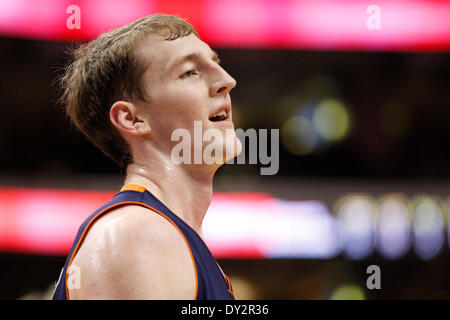 2. April 2014: Charlotte Bobcats Zentrum Cody Zeller (40) blickt auf eine während des NBA-Spiels zwischen die Charlotte Bobcats und die Philadelphia 76ers im Wells Fargo Center in Philadelphia, Pennsylvania. Die Bobcats gewannen 123-93. Christopher Szagola/Cal-Sport-Medien Stockfoto